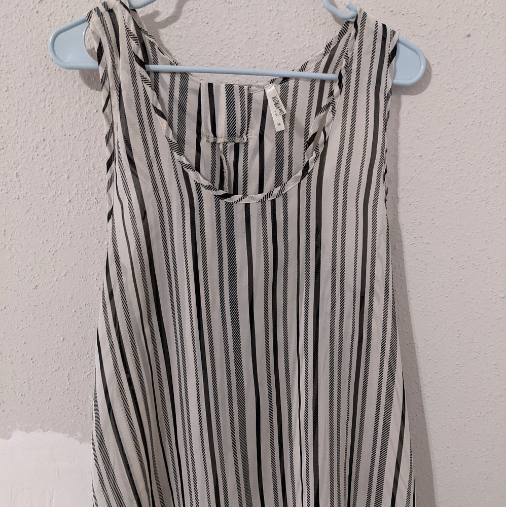 Women's sleeveless blouse with bow